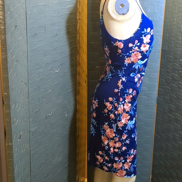 Guess Embroidered Mini - Picture 4 of 6